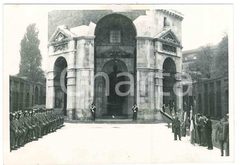 Fotografia d epoca originale 1953 MILANO Tempio della Vittoria  Celebrazioni del IV Novembre  Foto 15x10 1