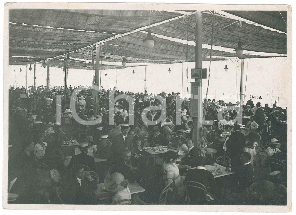 Fotografia d epoca originale 1920 ca Area di VENEZIA  Un ristorante affollato  Foto Giovanni SCARABELLO 1
