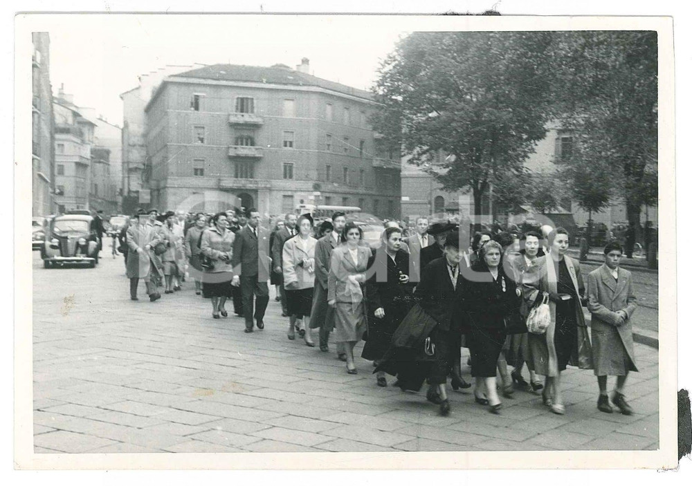 Fotografia d epoca originale 1953 MILANO SANT AMBROGIO  Celebrazioni IV Novembre  Corteo famiglie Caduti 1