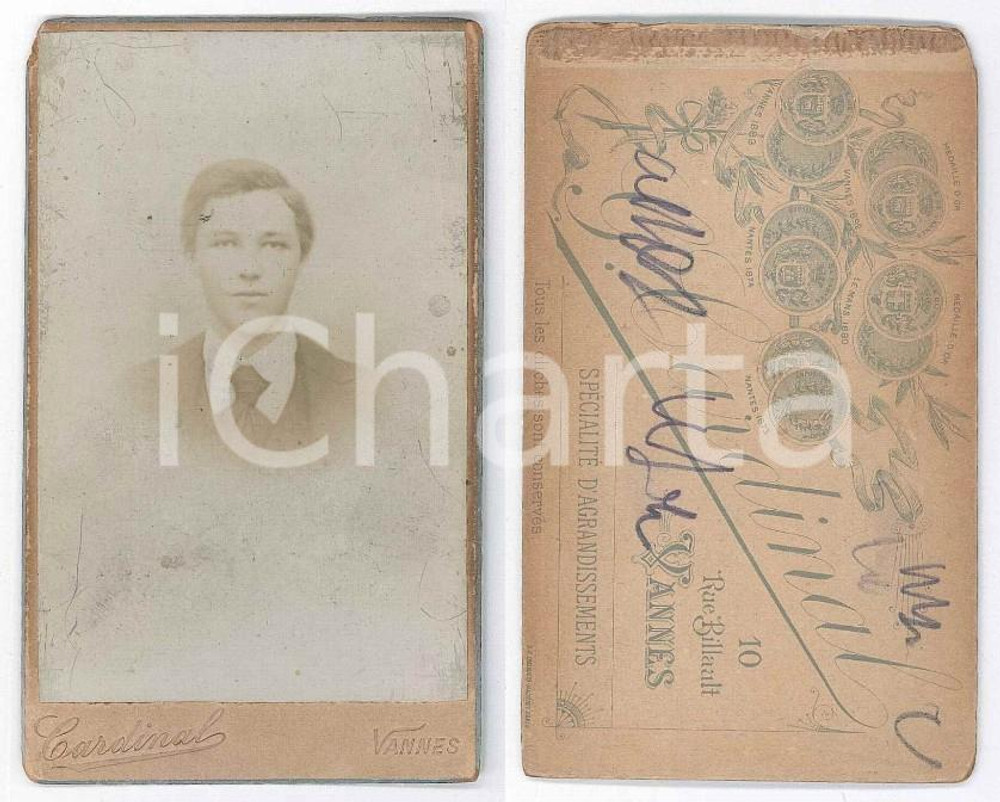 Fotografia d epoca originale 1900 ca VANNES FRANCE Portrait d un jeune homme Photo CARDINAL CDV 1