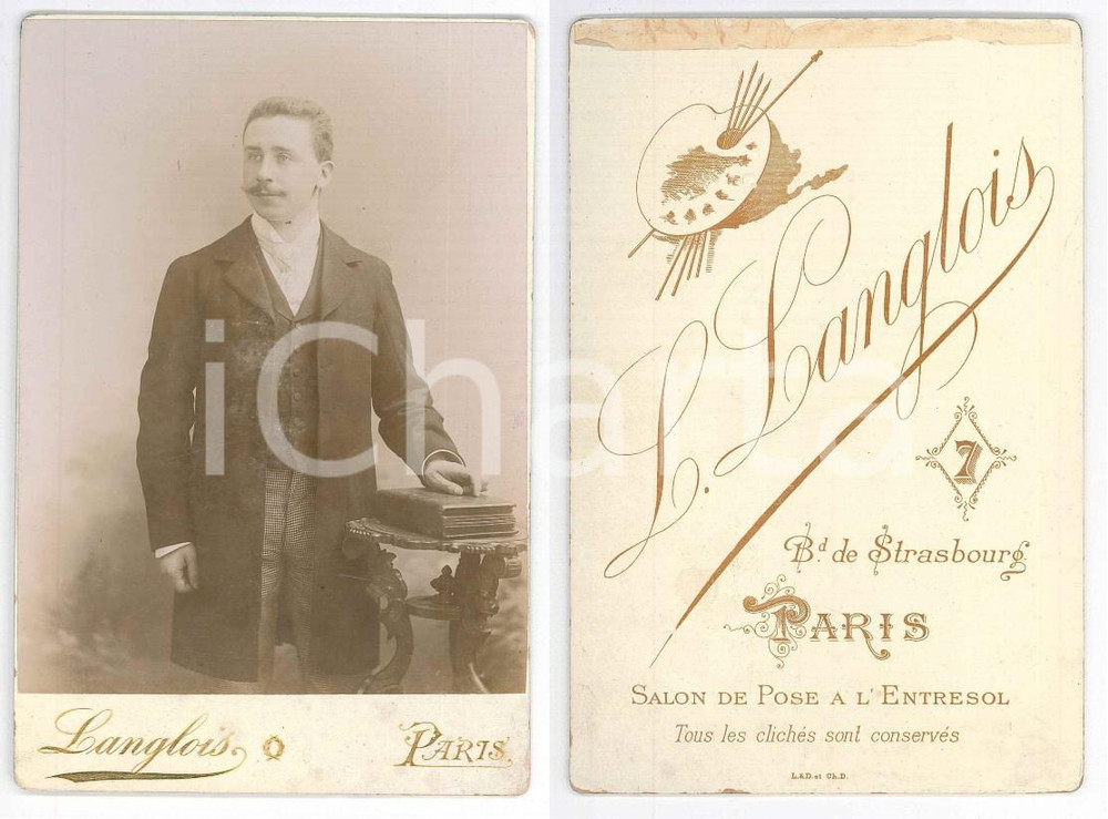 Fotografia d epoca originale 1910 ca PARIS Ritratto maschile con album Foto LANGLOIS 11x16 cm 1