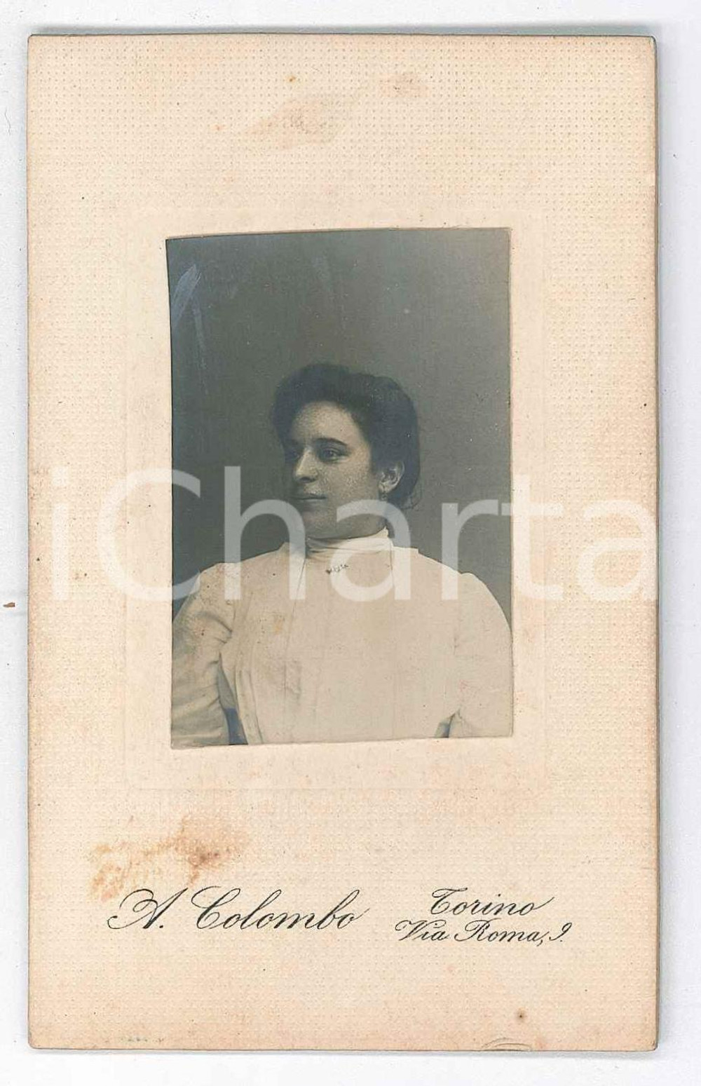 Fotografia d epoca originale 1900 ca TORINO Giovane donna in abito bianco  Ritratto Foto A. COLOMBO CDV 1