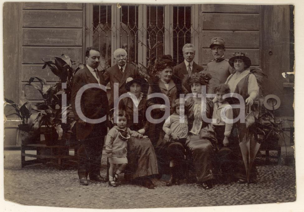 Fotografia d epoca originale 1915 ca ITALIA Gruppo di famiglia con soldato Foto anonima 12x8 cm 1