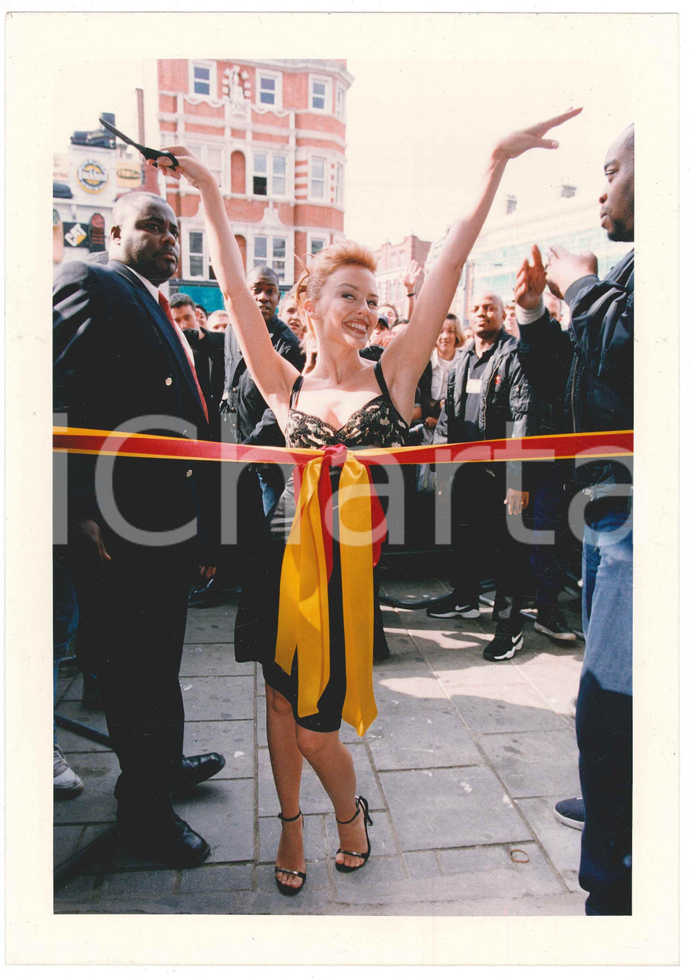 Fotografia d epoca originale 1997 CAMDEN  LONDON Kylie MINOGUE opens new TOWER RECORDS store  Photo 2 1