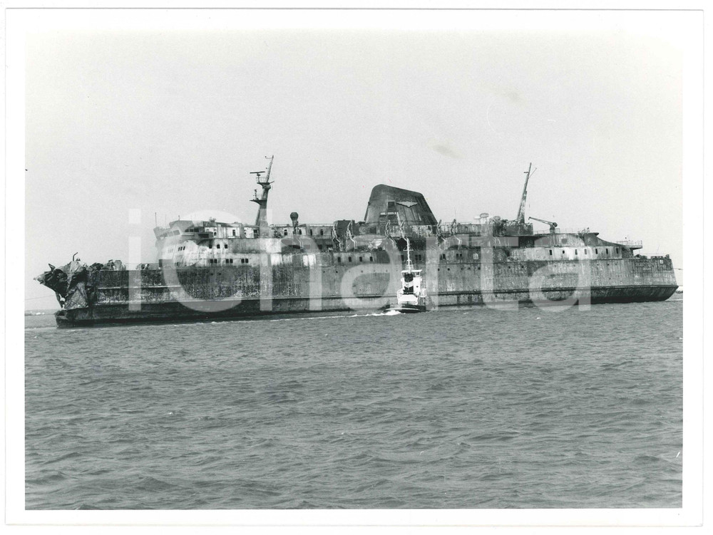 1991 LIVORNO Disastro del MOBY PRINCE Traghetto durante operazioni di traino (3) Fotografia di agenzia.  CONDIZIONI:GOOD/buonoFORMATO: 24x18 cm originale e autentica 1