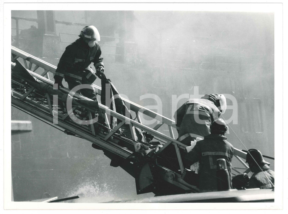 Fotografia d epoca originale 1991 PORTO DI LIVORNO Disastro MOBY PRINCE  Vigili del Fuoco durante soccorsi 5 1