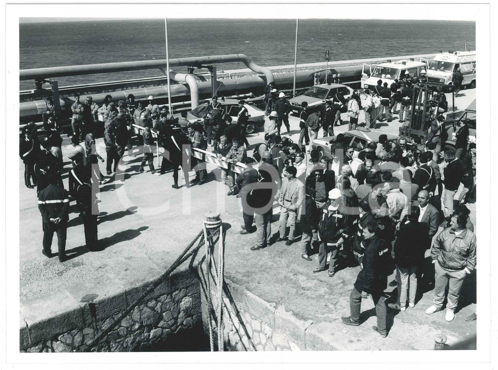 Fotografia d epoca originale 1991 LIVORNO Disastro del MOBY PRINCE Giornalisti e Forze dell Ordine  Foto 1