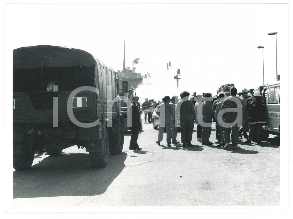 Fotografia d epoca originale 1991 LIVORNO Disastro del MOBY PRINCE Campo soccorsi  Foto 24x18 cm 3 1