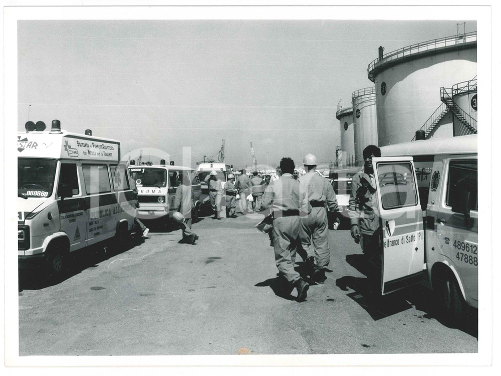 Fotografia d epoca originale 1991 LIVORNO Disastro del MOBY PRINCE Campo soccorsi  Foto 24x18 cm 1 1