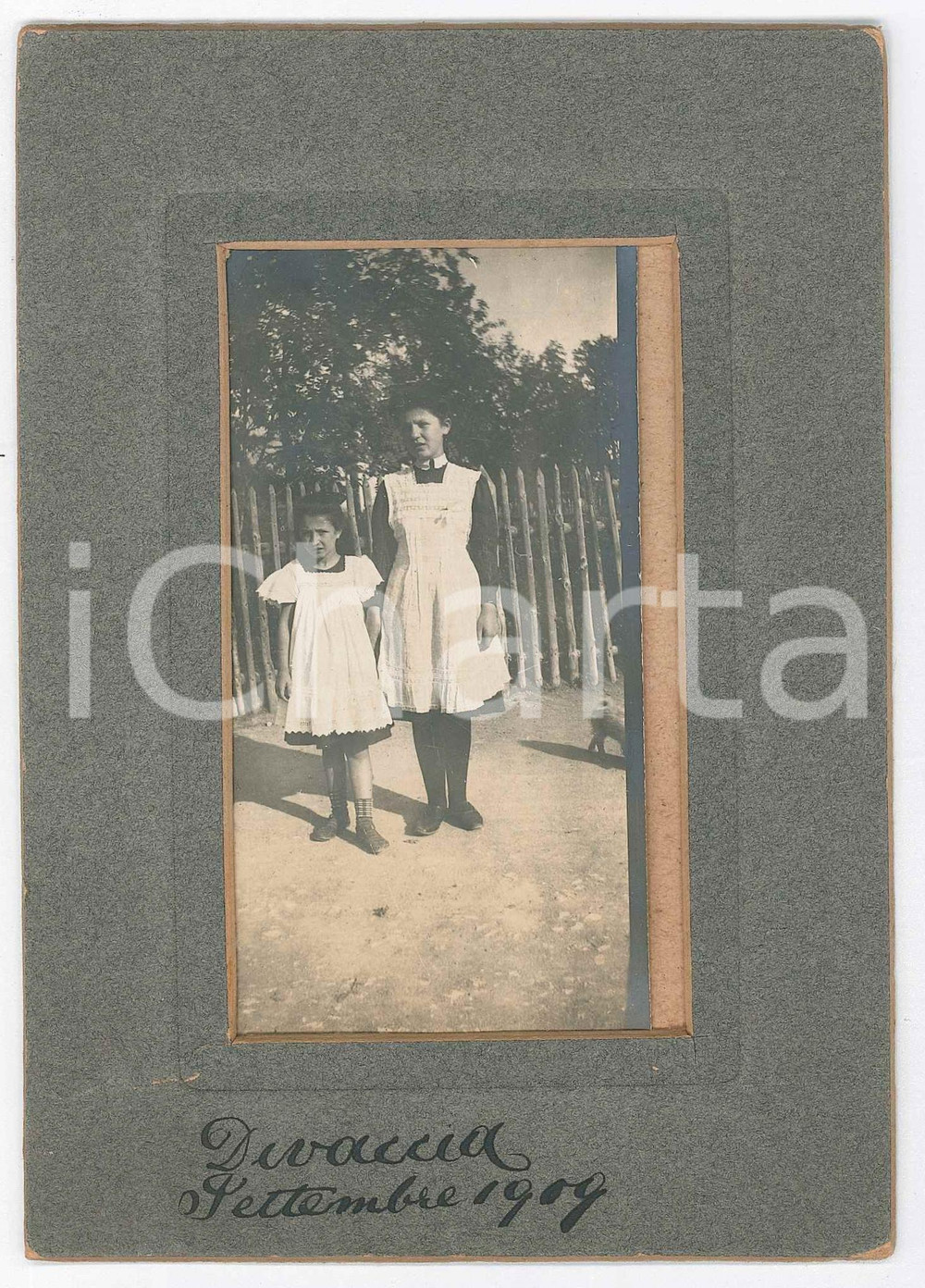 Fotografia d epoca originale 1902 DIVACCIA SLOVENIA Sorelle bambine in un cortile  Foto anonima 12x16 cm 1