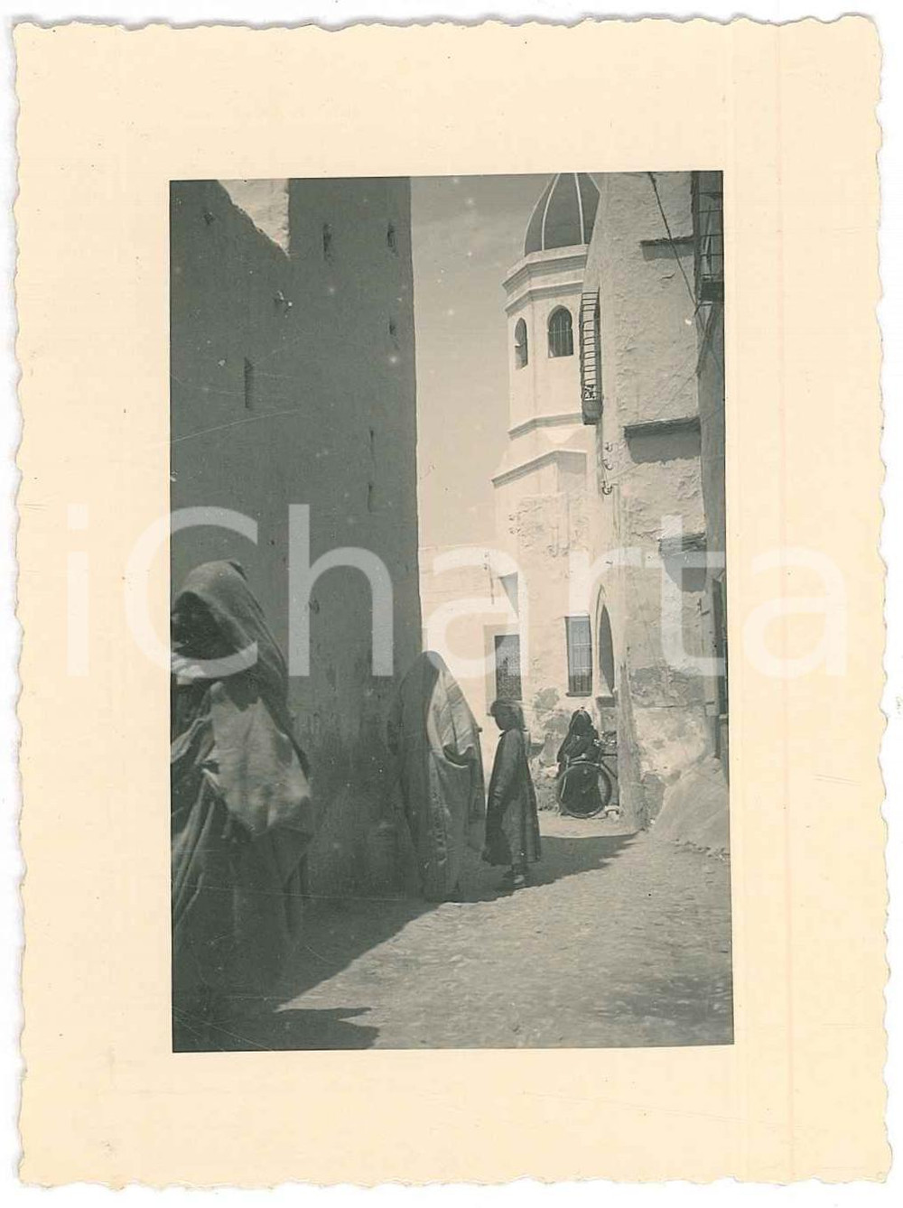 Fotografia d epoca originale 1935 ca COSTUMI TRIPOLI LIBIA ITALIANA Donne in una strada  Foto MUZI 9x11 cm 1