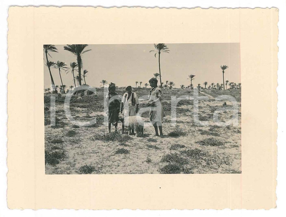 Fotografia d epoca originale 1935 ca TRIPOLI LIBIA ITALIANA Oasi  Pastori bambini  Foto MUZI 11x9 cm 1
