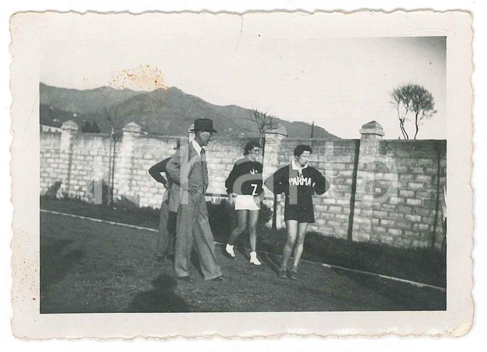 Fotografia d epoca originale 1937 RAPALLO ATLETICA Allenatore Boyd COMSTOCK con atlete di PARMA Foto 10x7 cm 1