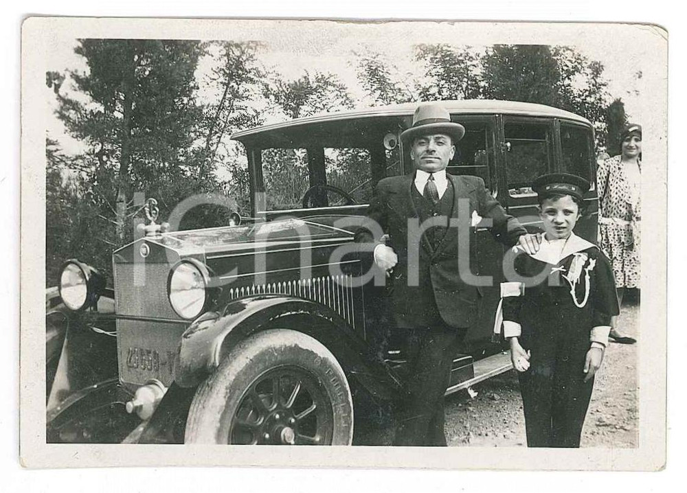 Fotografia d epoca originale 1930 ca COSTUME ITALIA Padre e figlio con automobile Foto anonima 8x6 cm 1