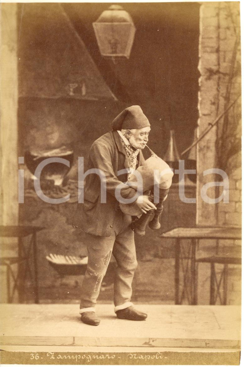 Fotografia d epoca originale 1890 ca NAPOLI  MESTIERI  Zampognaro Fotografia Achille MAURI nÂ° 36 1