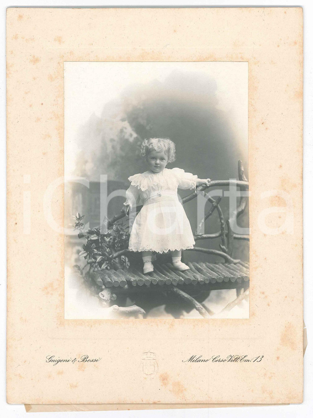 Fotografia d epoca originale 1900 ca MILANO Bambina su panca in legno  Foto GUIGONI & BOSSI 16x22 cm 1