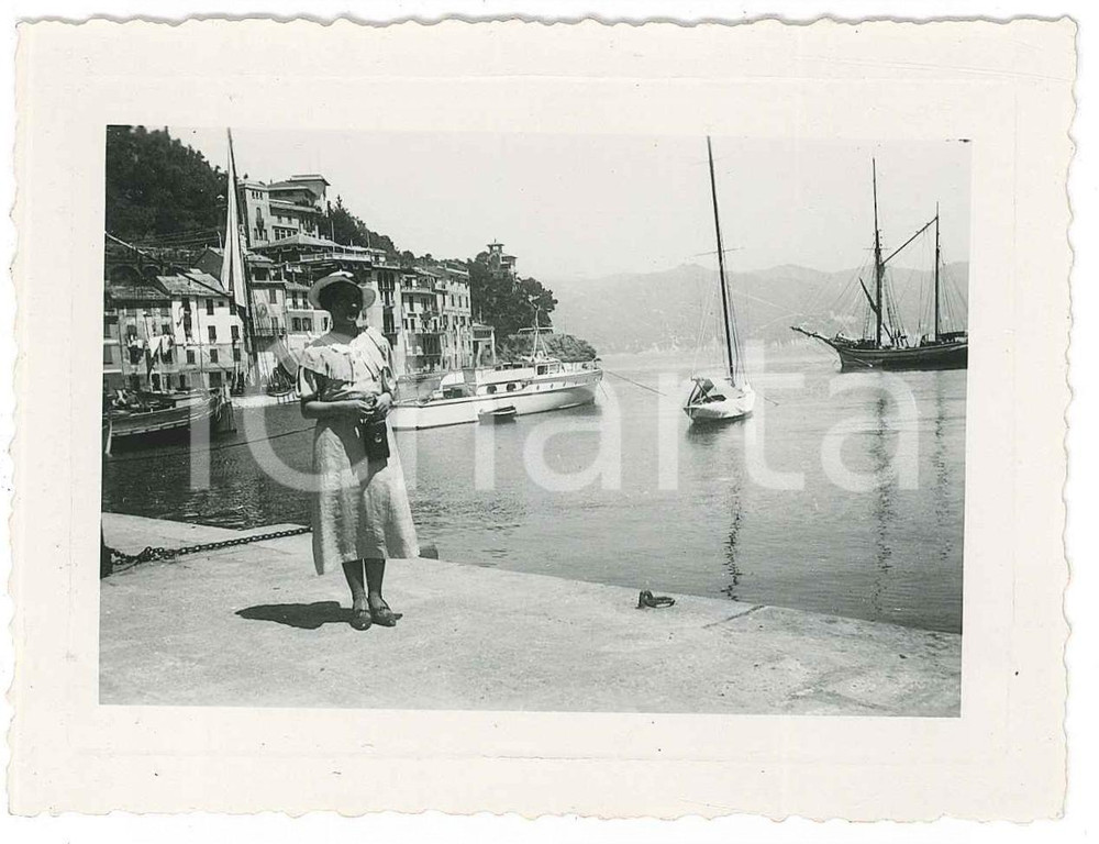 Fotografia d epoca originale Giugno 1935 PORTOFINO  Giovane donna in riva al mare Foto 10x8 cm 1
