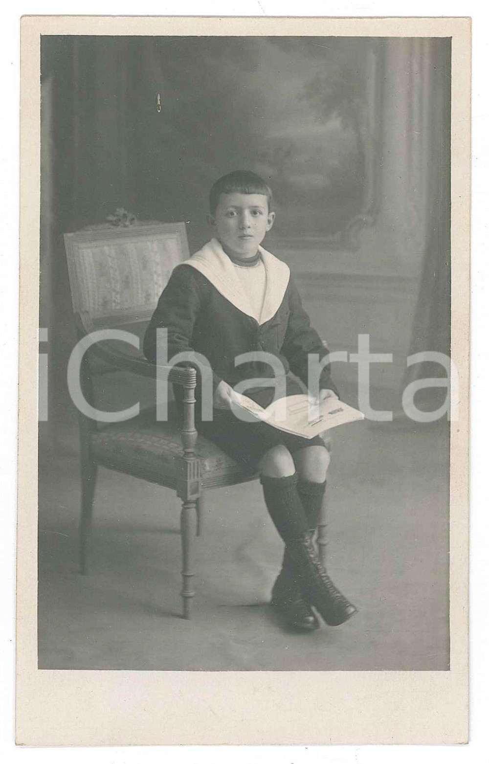 Fotografia d epoca originale 1920 ca FRANCE Bambino sulla sedia con un giornaletto Foto 9x14 cm 1