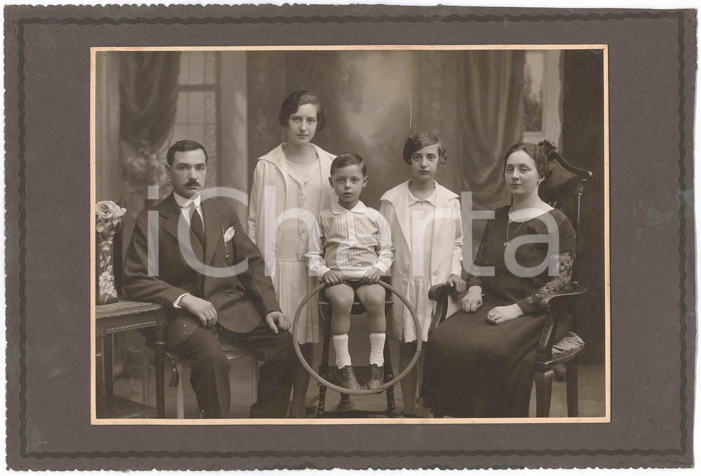 Fotografia d epoca originale 1925 ca MILANO Ritratto di famiglia con i tre figli  Foto L. TOLLINI 21x31 cm 1