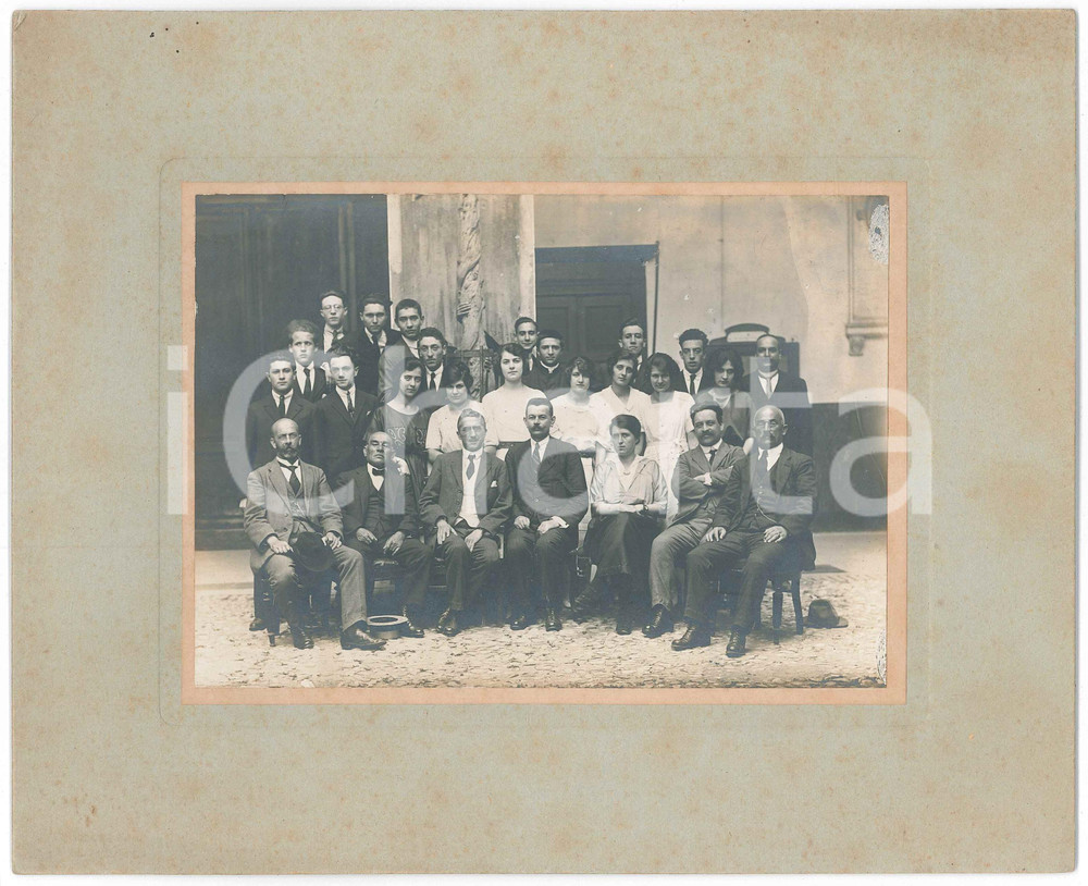 Fotografia d epoca originale 1925 ca Area di PAVIA  Ritratto di gruppo in un cortile  Foto anonima 26x21 cm 1