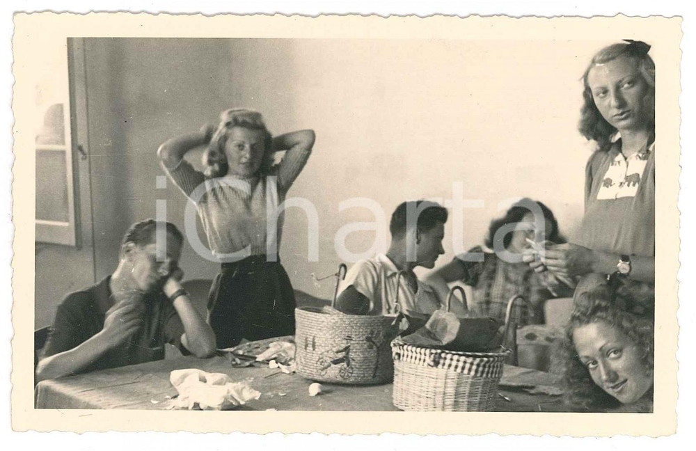 Fotografia d epoca originale 1940 ca COSTUME Gruppo di giovani  Picnic Foto vintage 14x9 cm 1