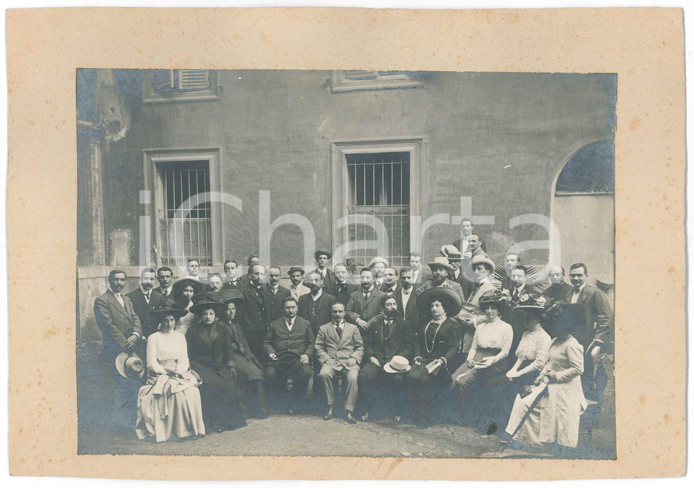 Fotografia d epoca originale 1915 ca Area di PAVIA  Ritratto di gruppo in un cortile  Foto anonima 30x21 cm 1
