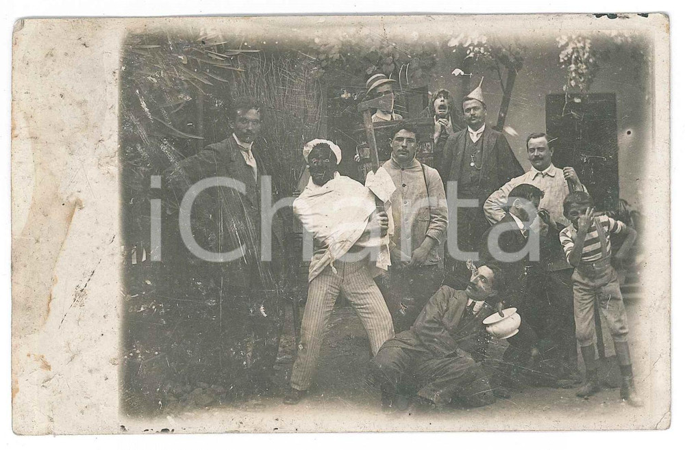 Fotografia d epoca originale 1910 ca CARNEVALE Gruppo di amici in costume  Foto anonima CURIOSA 14x9 cm 1