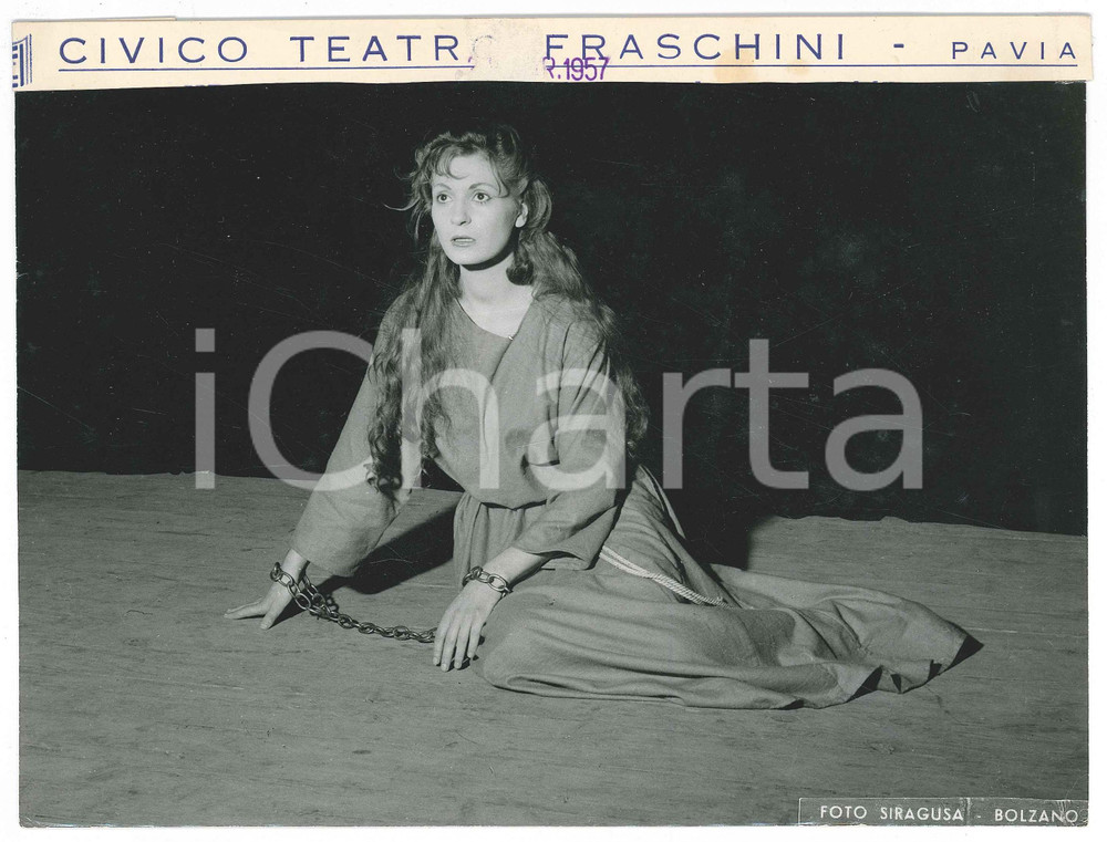 Fotografia d epoca originale 1957 PAVIA Civico Teatro FRASCHINI  Attrice in catene Foto SIRAGUSA  BOLZANO 1