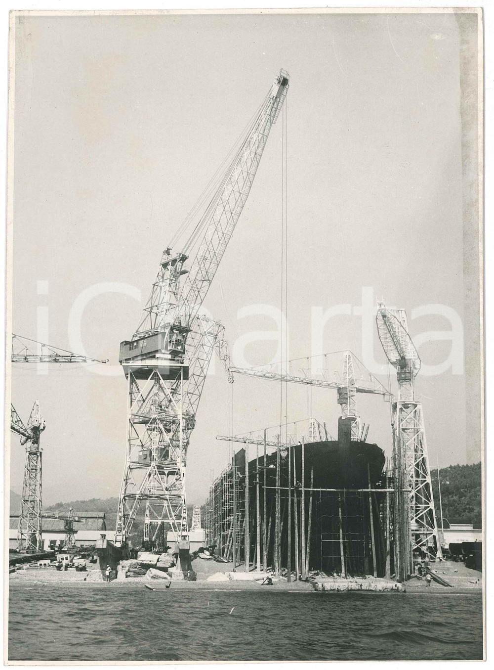 Fotografia d epoca originale 1940 ca ITALIA ? Cantieri navali con gru CERETTI & TANFANI  Foto 18x24 1