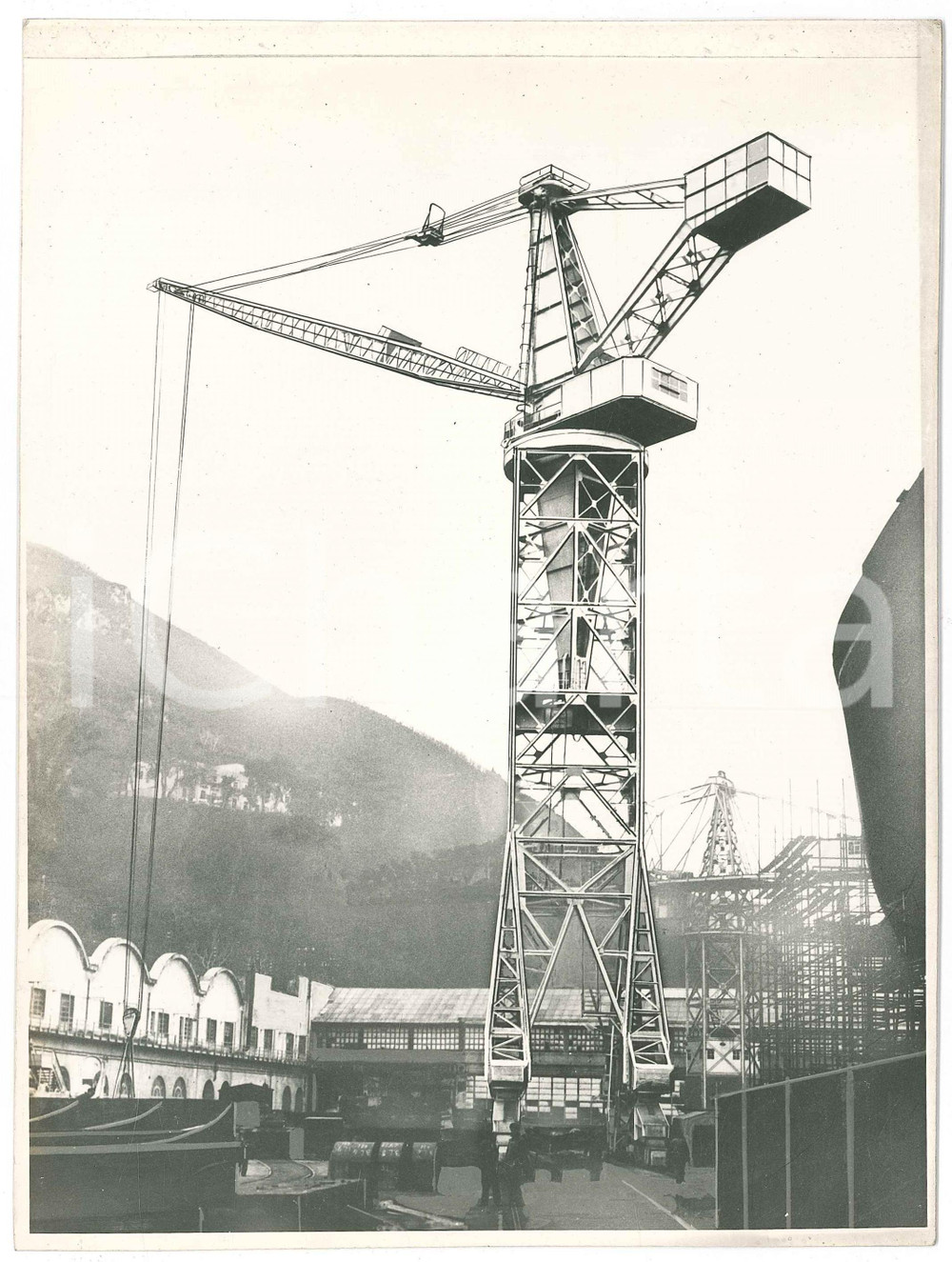 Fotografia d epoca originale 1940 ca ITALIA ? Cantiere  Fotomontaggio con gru CERETTI & TANFANI  Foto 1