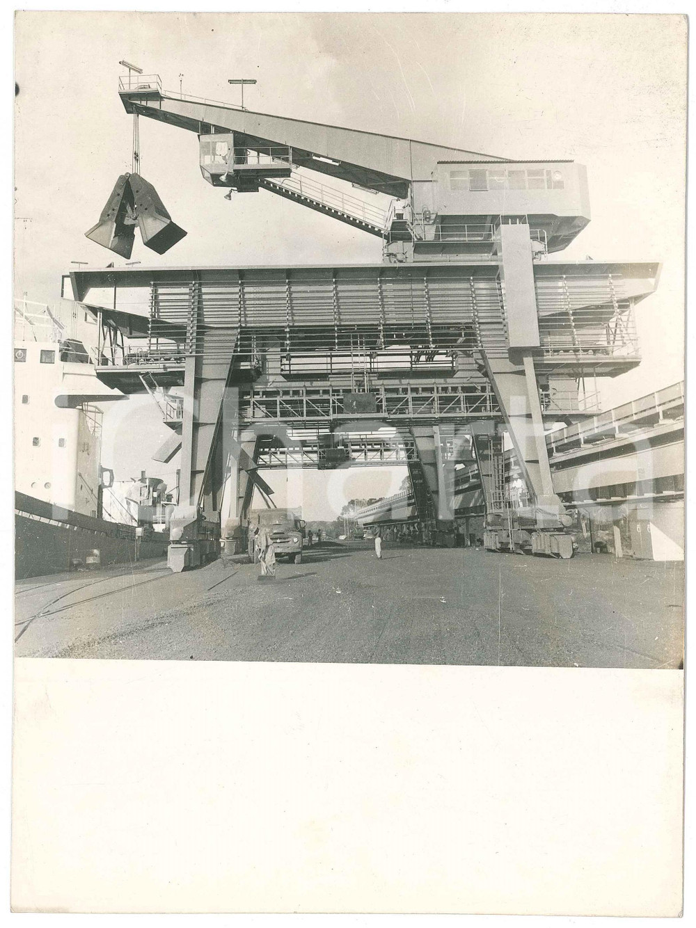 Fotografia d epoca originale 1945 ca s. l. Cantiere navale  Veduta con gru CERETTI & TANFANI  Foto 1