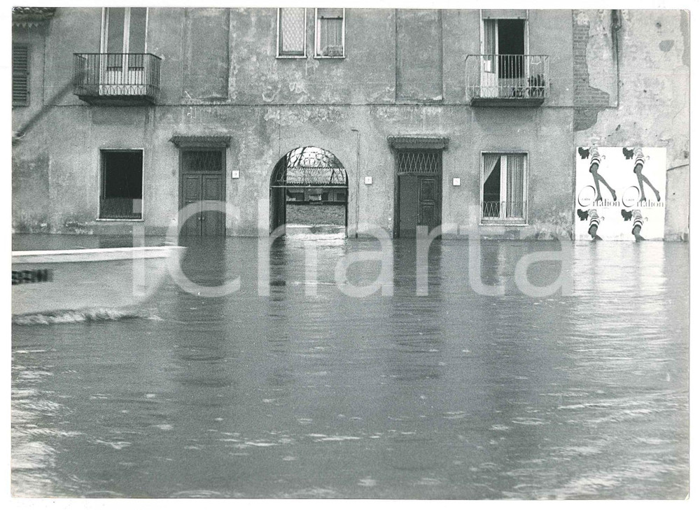 Fotografia d epoca originale 1968 ALLUVIONE PAVIA  Strade allagate  Foto 18x13 cm 2 PubblicitÃ  ORTALION 1
