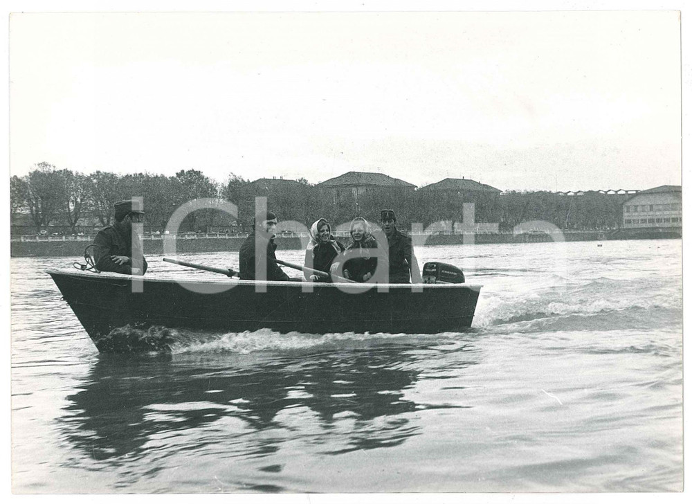 Fotografia d epoca originale 1968 ALLUVIONE PAVIA  Ufficiali e donne in barca Fotografia 18x13 cm 1