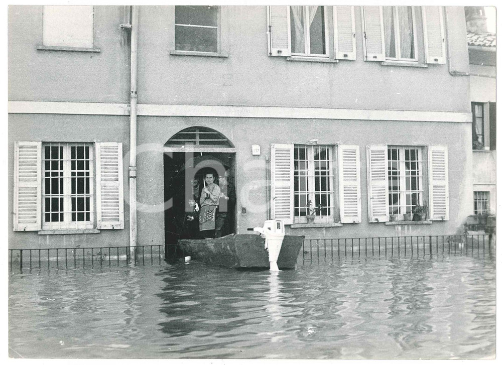 Fotografia d epoca originale 1968 ALLUVIONE PAVIA  Strade allagate e cittadini con la barca Foto 18x13 1