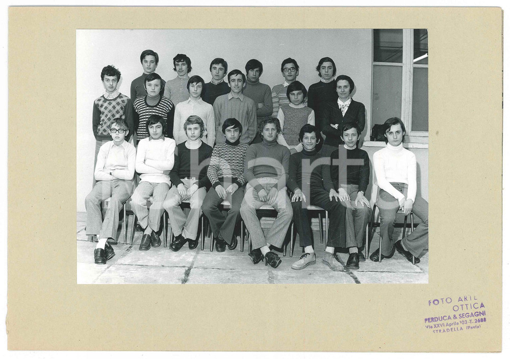 Fotografia d epoca originale 1975 ca STRADELLA PV Ritratto di classe liceale  Foto PERDUCA & SEGAGNI 1