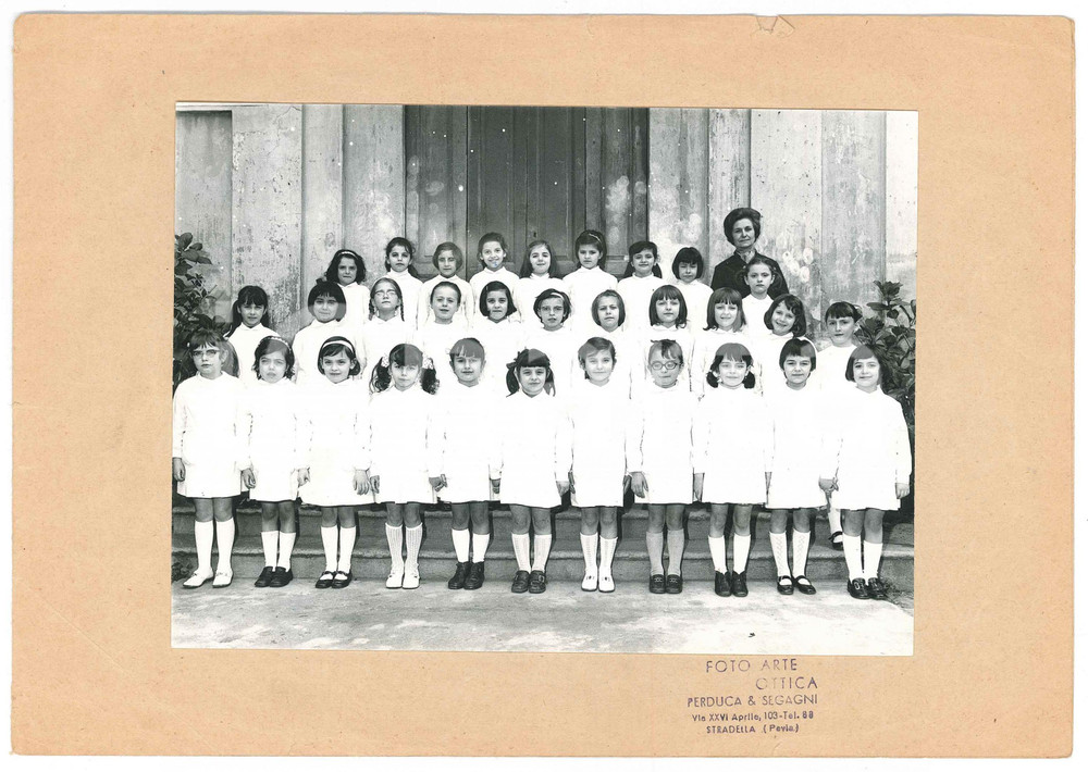 Fotografia d epoca originale 1960 ca STRADELLA Scuole elementari  Classe femminile  Foto PERDUCA & SEGAGNI 1