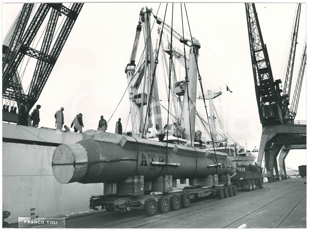 Fotografia d epoca originale 1975 ca Ditta Franco TOSI LEGNANO  ATB Italia  Imbarco reattore raffineria 7 1
