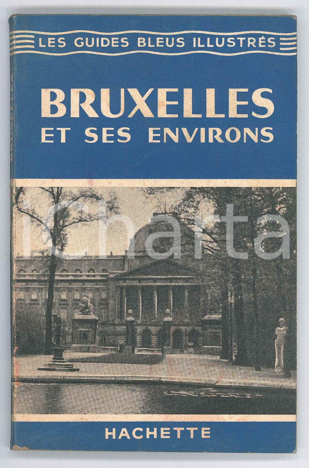 1956 AndrÃ© ROUSSEAU Bruxelles et ses environs HACHETTE Guides bleus illustrÃ©s Pubblicazione illustrata d'epoca. EDITORE: Librairie Hachette - ParisCOLLANA: Les guides bleus illustr&eacute;s sous la direction de Francis Ambri&egrave;rePAGINE: 94   FAIR/discreto Lievi smussature agli angoli, bruniture diffuse, appunti in terza di copertina Formato: 10x16 cm originale e autentica 1