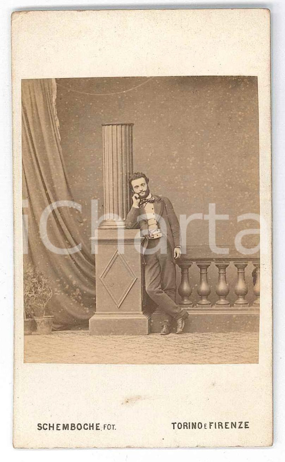 Fotografia d epoca originale 1870 ca TORINO NOBILTA  Giovane uomo alla colonna . Foto SCHEMBOCHE CDV 1