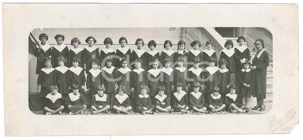 1930 ca MANTOVA Classe elementare femminile con la maestra *Foto BENATTI 27x12