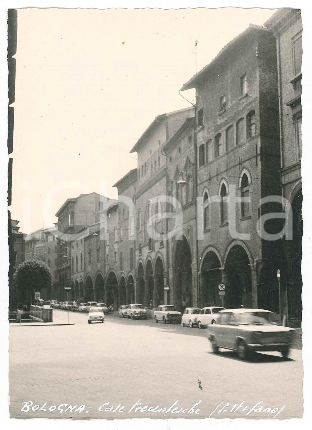 Fotografia d epoca originale 1960 ca BOLOGNA Piazza Santo Stefano  Case mercantili  Foto ANIMATA auto 1