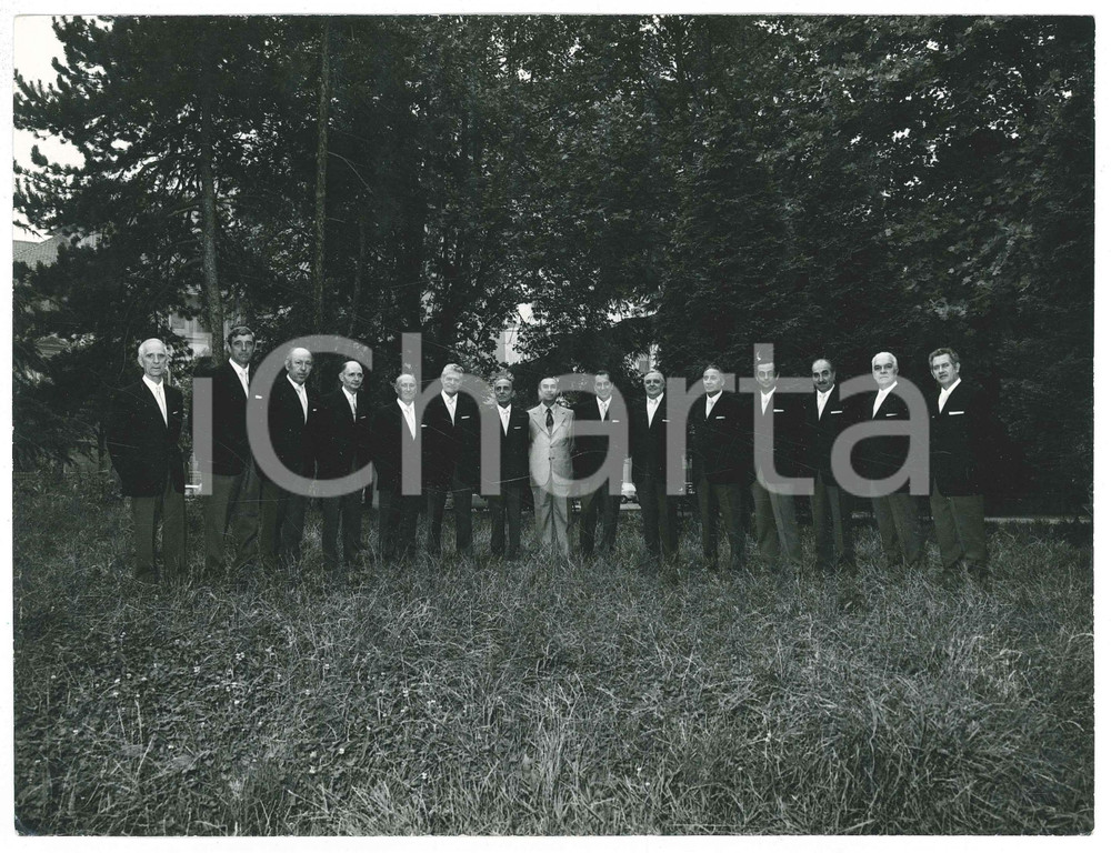 Fotografia d epoca originale 1960 ca NOVI LIGURE Gruppo di musicisti  Ritratto in un parco Foto FERRARESE 1