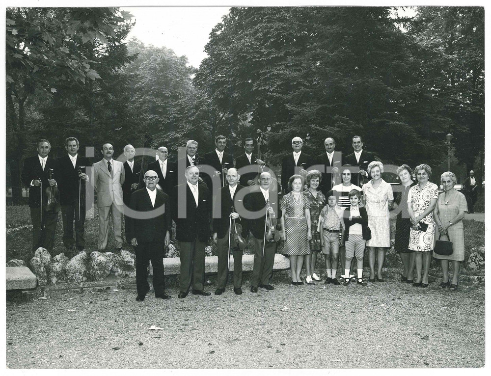 Fotografia d epoca originale 1960 ca NOVI LIGURE Gruppo di musicisti con le famiglie  Foto FERRARESE 1