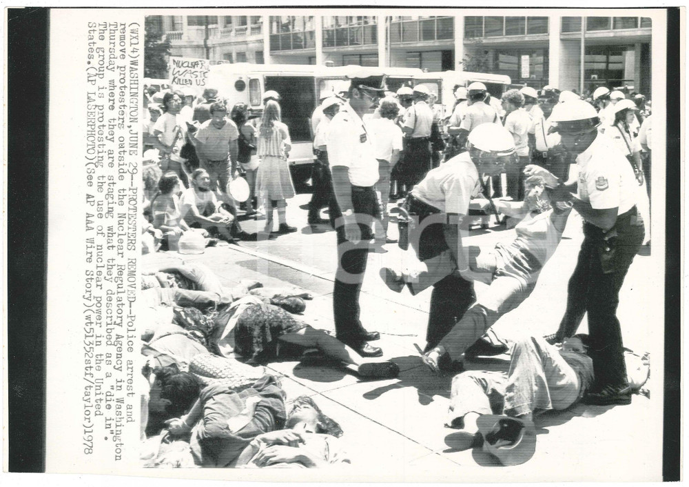 Fotografia d epoca originale 1978 WASHINGTON Nuclear Regulatory Agency  Police remove protesters Telefoto 1