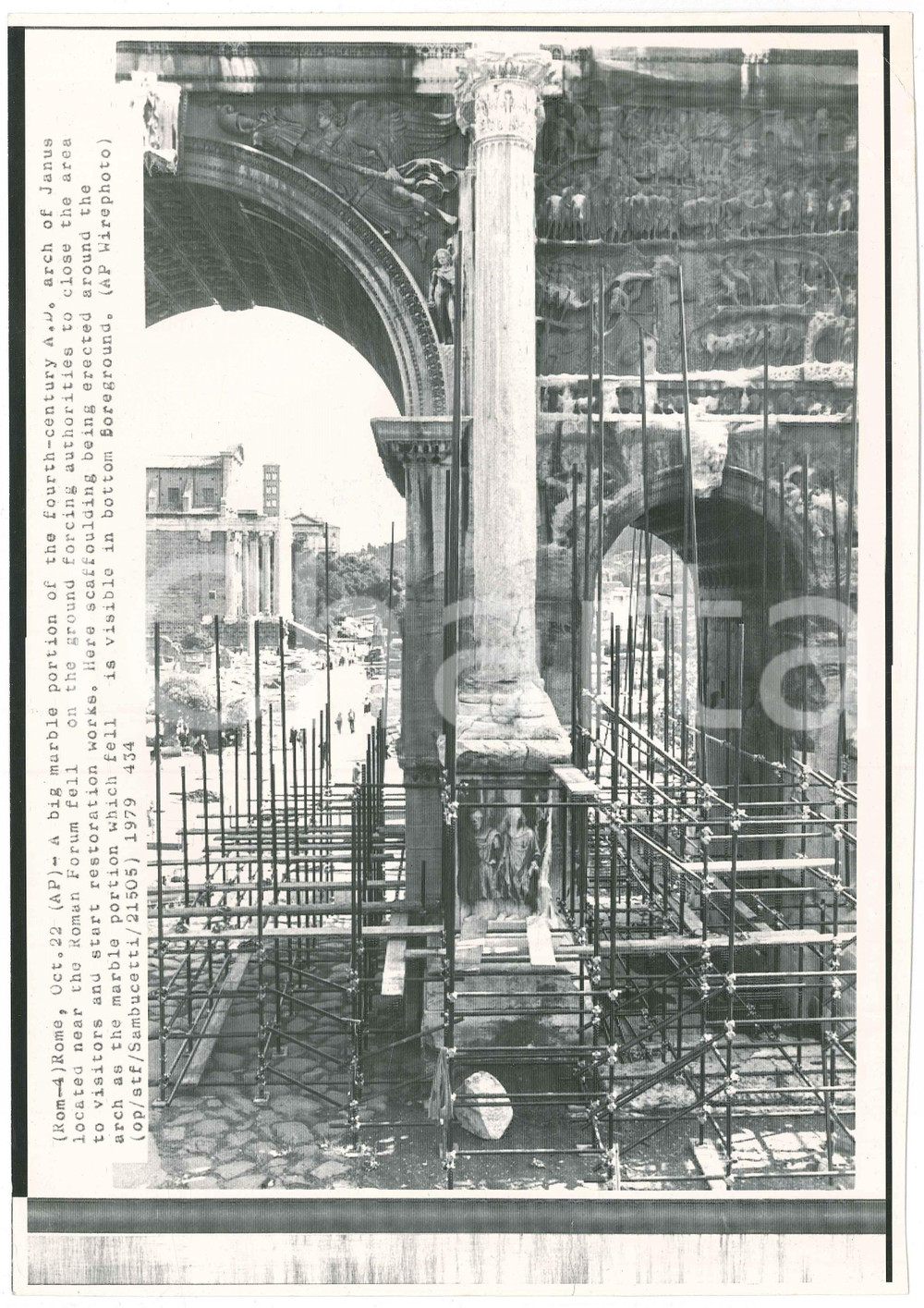 Fotografia d epoca originale 1979 ROMA Fori Imperiali  Arco di Giano transennato per crolli Telefoto 1