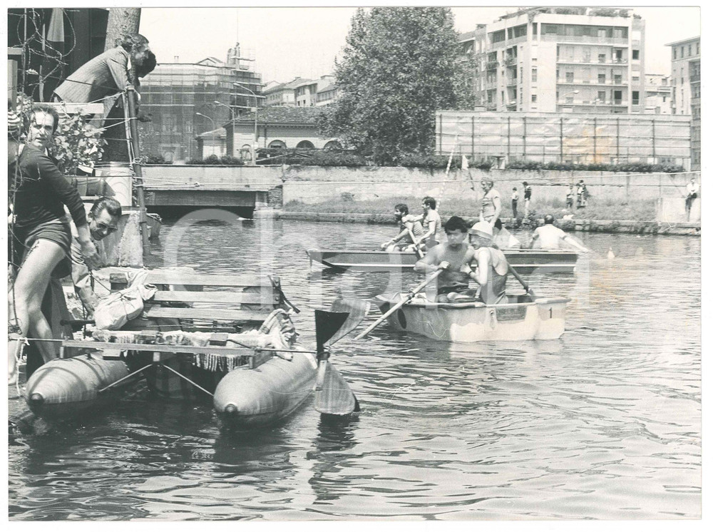 1970 ca MILANO - DARSENA Barche e gommoni nel Naviglio Grande - Foto 24x18 cm