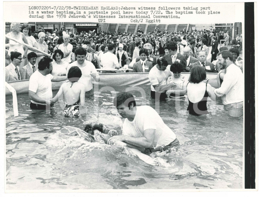 Fotografia d epoca originale 1978 LONDON TWICKENHAM Jehova witness  Water baptism Telefoto 1