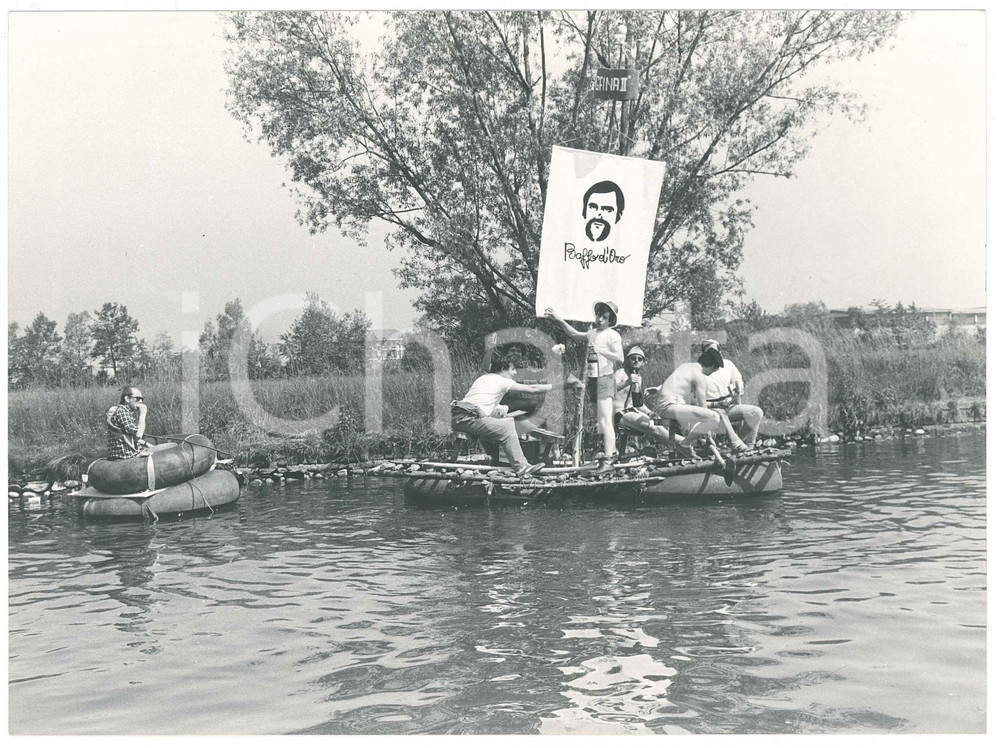 Fotografia d epoca originale 1970 ca MILANO  GOLIARDIA Zattera Baffo d oro sul Naviglio  Foto 24x17 cm 1