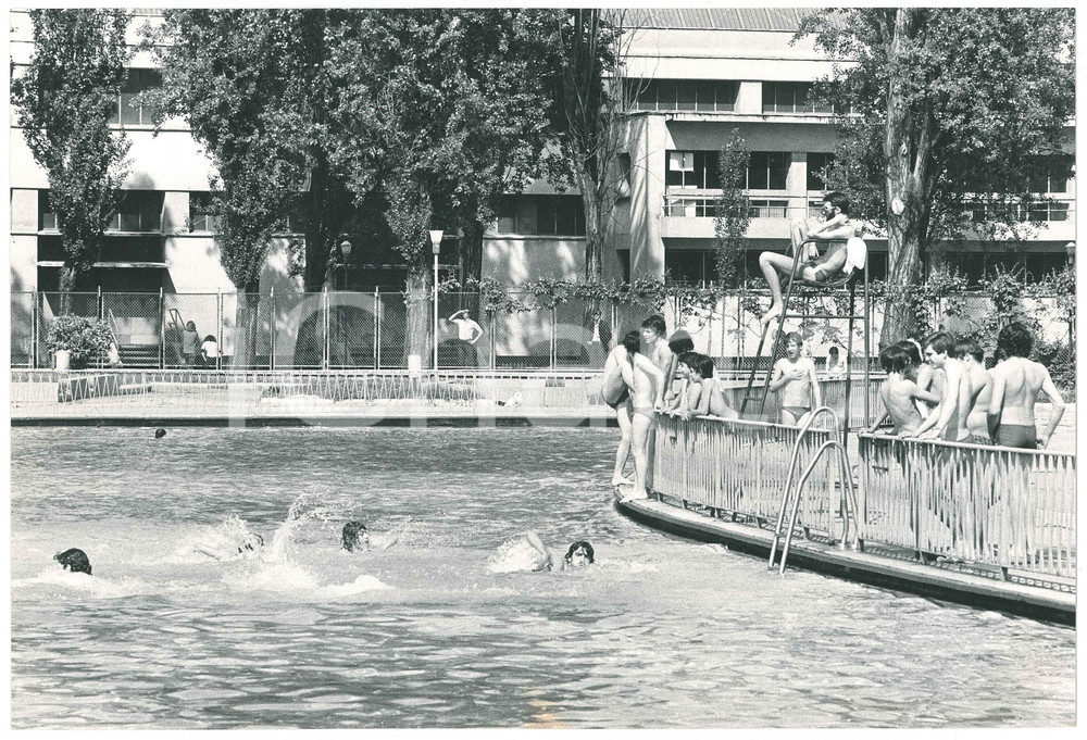 Fotografia d epoca originale 1978 LIDO DI MILANO Bagnino sorveglia ragazzi in piscina  Foto 30x20 cm 1