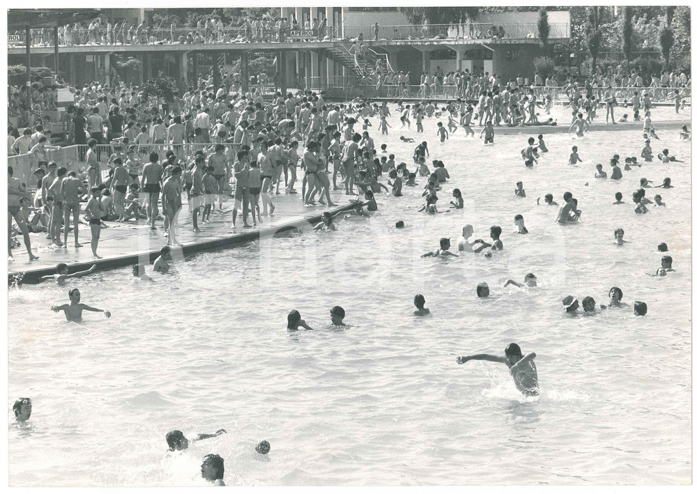 1978 LIDO DI MILANO Folla di bagnanti in piscina - Foto 30x20 cm